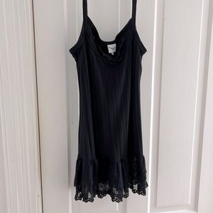 ANTHROPOLOGIE LACE HEM TANK TOP - LILI’S CLOSET. SIZE M BLACK VINTAGE